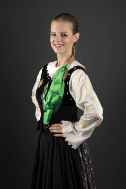 Geleneksel Slovakça folklor dansçısı.