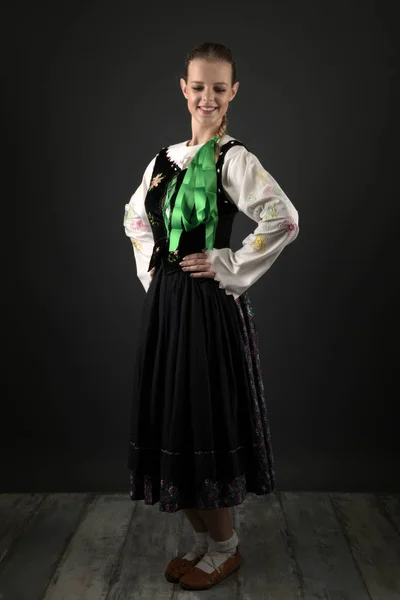 Traditionelle Slowakische Folkloretänzerin — Stockfoto