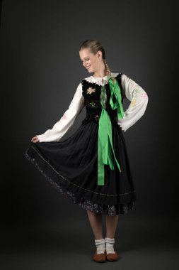 Slovakça folklor dansçısı kadın