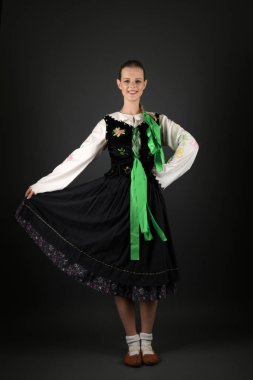 Slovakça folklor dansçısı kadın