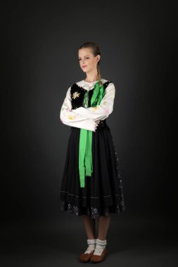 Slovakça folklor dansçısı kadın