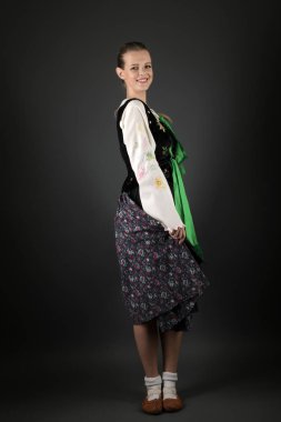 Slovakça folklor dansçısı kadın