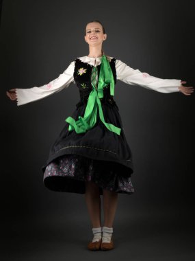 Slovakça folklor dansçısı kadın