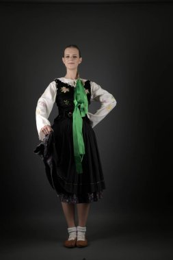 Slovakça folklor dansçısı kadın