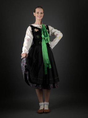 Slovakça folklor dansçısı kadın