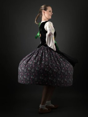 Slovakça folklor dansçısı kadın