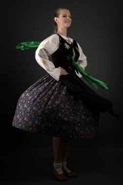 Slovakça folklor dansçısı kadın
