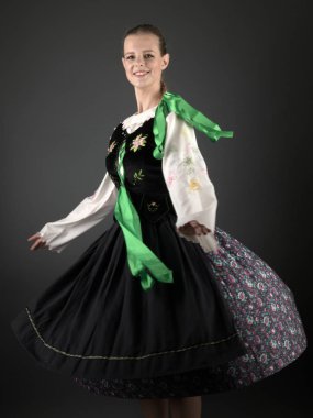 Slovakça folklor dansçısı kadın