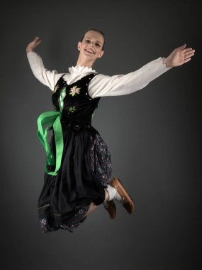 Slovakça folklor dansçısı kadın