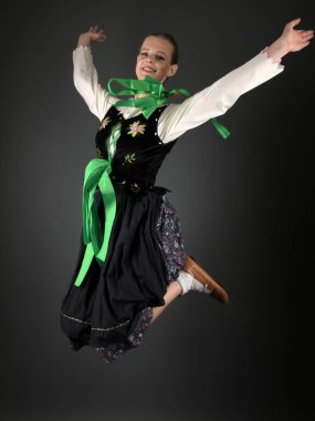 Slovakça folklor dansçısı kadın