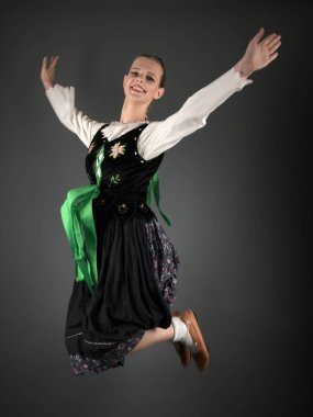 Slovakça folklor dansçısı kadın