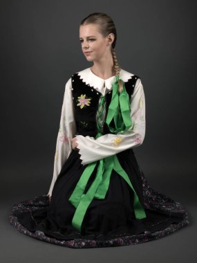 Slovakça folklor dansçısı kadın