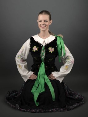 Slovakça folklor dansçısı kadın