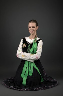 Slovakça folklor dansçısı kadın