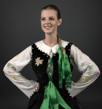 Slovakça folklor dansçısı kadın