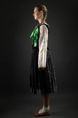 Slovakça folklor dansçısı kadın