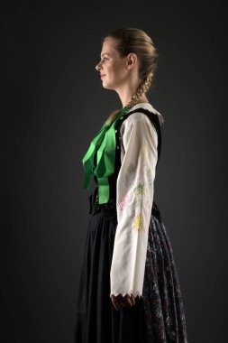 Slovakça folklor dansçısı kadın