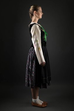 Slovakça folklor dansçısı kadın