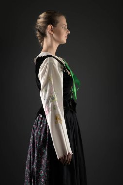 Slovakça folklor dansçısı kadın