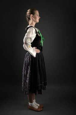 Slovakça folklor dansçısı kadın