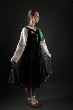 Slovakça folklor dansçısı kadın