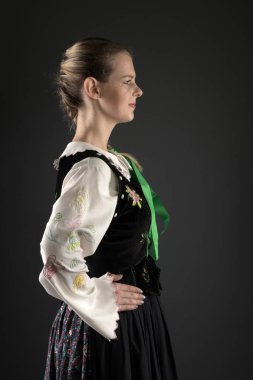 Slovakça folklor dansçısı kadın