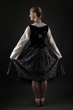 Slovakça folklor dansçısı kadın