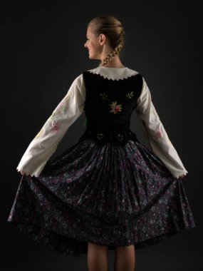 Slovakça folklor dansçısı kadın