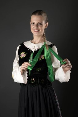 Slovakça folklor dansçısı kadın