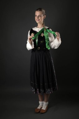 Slovakça folklor dansçısı kadın