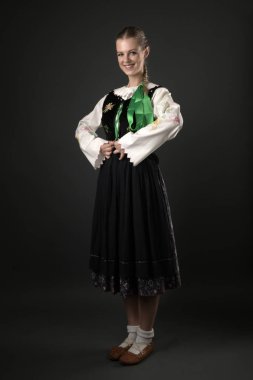 Slovakça folklor dansçısı kadın