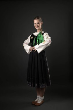 Slovakça folklor dansçısı kadın
