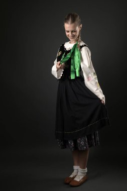 Slovakça folklor dansçısı kadın