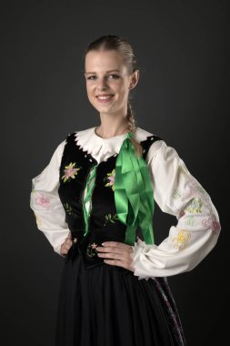 Slovakça folklor dansçısı kadın