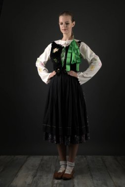Slovakça folklor dansçısı kadın