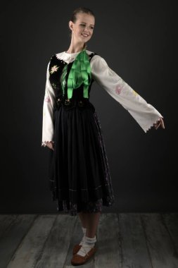 Slovakça folklor dansçısı kadın