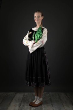 Slovakça folklor dansçısı kadın