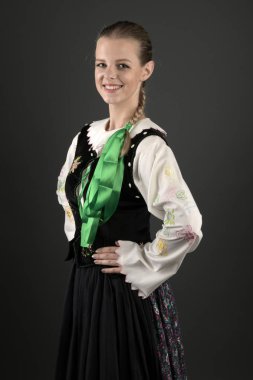 Slovakça folklor dansçısı kadın