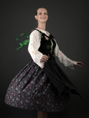 Slovakça folklor dansçısı kadın