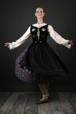 Slovakça folklor dansçısı kadın