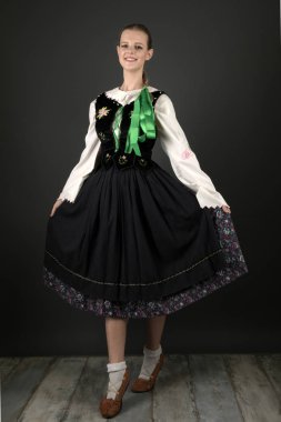 Slovakça folklor dansçısı kadın