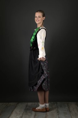 Slovakça folklor dansçısı kadın