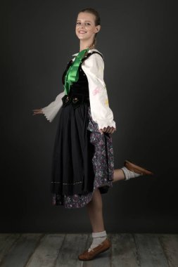 Slovakça folklor dansçısı kadın