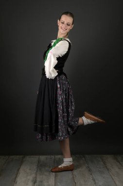 Slovakça folklor dansçısı kadın