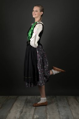 Slovakça folklor dansçısı kadın