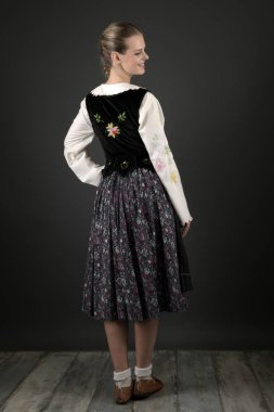 Slovakça folklor dansçısı kadın