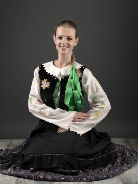 Slovakça folklor dansçısı kadın