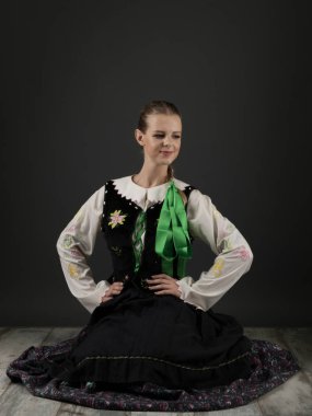 Slovakça folklor dansçısı kadın