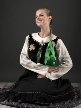 Slovakça folklor dansçısı kadın