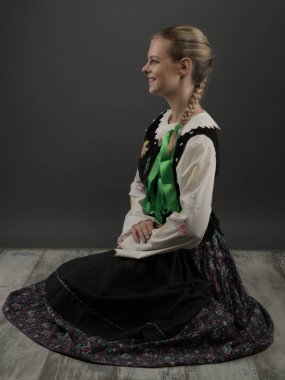 Slovakça folklor dansçısı kadın